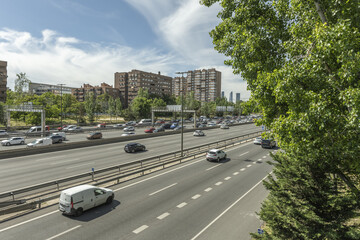 Obraz premium A highway is a traffic lane for automobiles and cargo and passenger land vehicles 2