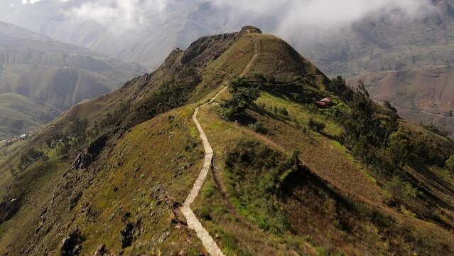 Un hombre joven caminando por las monta&ntilde;as.silueta de turista con mochila ,Viaje estilo de vida saludable excursi&oacute;n en solitario vacaciones activas al aire libre, Amplio panorama de monta&ntilde;a,Drone
