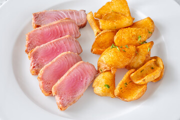 Tuna with potato dippers