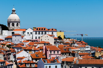 Fototapeta premium Skyline and water view with buildings' rooftops