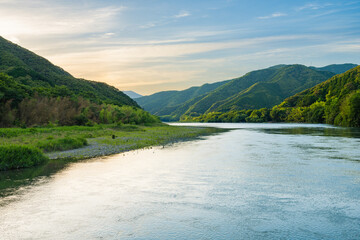 夕暮れの山の中の川　高知県　四万十川