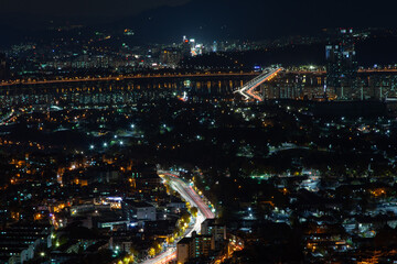 Fototapeta premium Night view of Seoul City on the top of the mountain