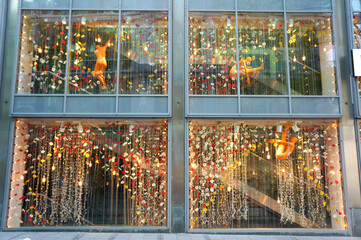 ハイセンスなオブジェが窓際に飾られた店の外観