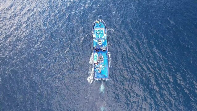 Barco de pesca de atum a nazegar ao largo dos a&ccedil;ores, pesca salto e vara.