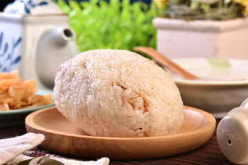 Taiwanese rice ball are made from glutinous rice and usually come with fried bread stick, pickled radish, pickled mustard greens and braised eggs.