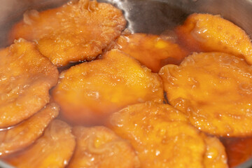 Postre latino, comida chilena sopaipillas pasadas en chancaca