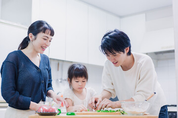 Fototapeta premium 子供と一緒にクッキングをする家族