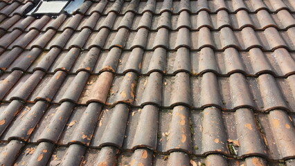 Toiture vieille usée avec morceaux de tuiles éclatés