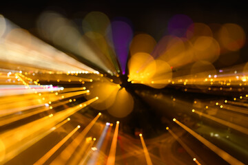 Kolorowe smugi światła na nocnych zdjęciach. Bokeh artystyczny © Paweł Kacperek