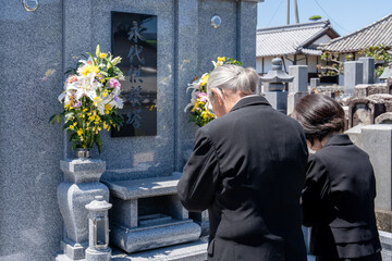 永代供養墓の前でお祈り