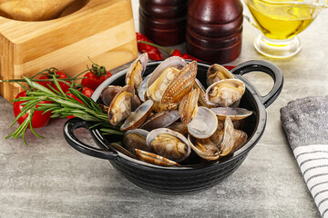 Raw vongole clams for cooking