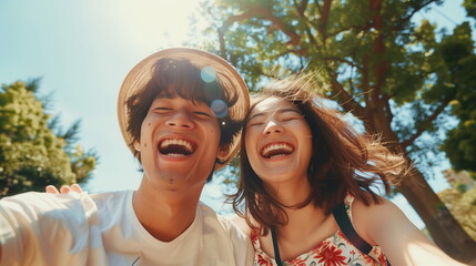 公園で楽しそうにする若い2人