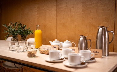 desayuno de cafe y zumo preparado en la sala de reuniones por la mañana