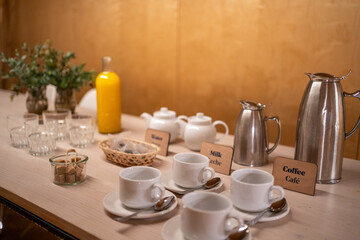 desayuno de cafe y zumo preparado en la sala de reuniones por la mañana