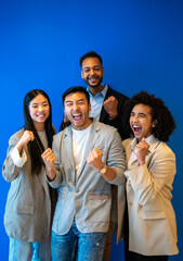 grupo de compañeros celebrando subida de sueldo