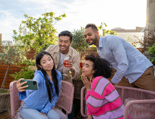 Grupo de amigos mirando el movil felizmente