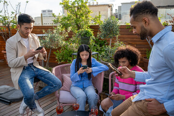 Grupo de amigos mirando el movil felizmente