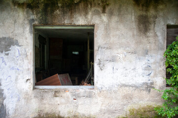 Interno di luoghi abbandonati e degradari. Deserti e senza persone.