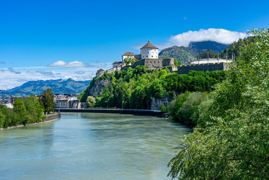 Urlaub in Kufstein, Tirol, &Ouml;sterreich: Die sch&ouml;ne Altstadt mit der beeindruckenden Festung, Burg Kufstein