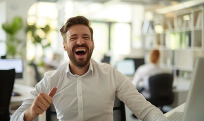 Obraz premium Happy man giving thumbs up in office