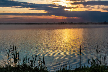 Światło wschodzącego słońca świecące przez chmury