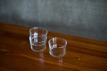 テーブルの上に積んだガラスのコップ