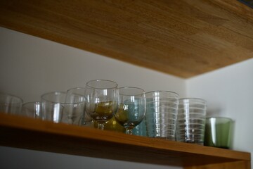 ガラスのコップが並んだ食器棚