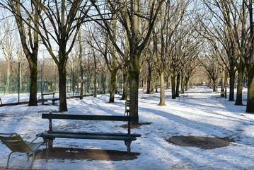 Allées enneigées au jardin du Luxembourg à Paris. France