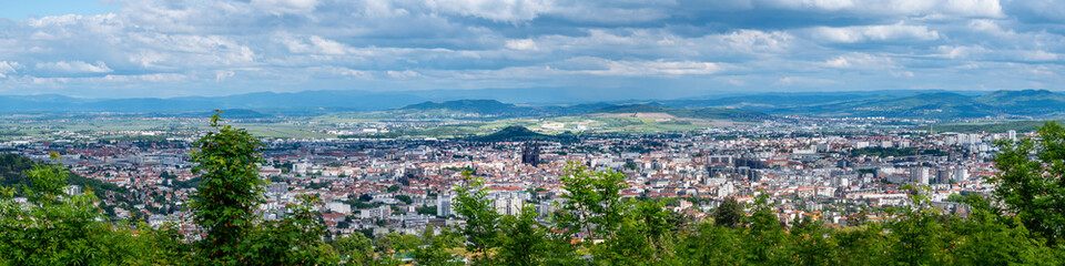 Fototapeta premium Vue panoramique de la ville de Clermont-Ferrand, France, avec la cathédrale Notre-Dame-de-l'Assomption, dans le département français du Puy-de-Dôme, en région Auvergne Rhône-Alpes