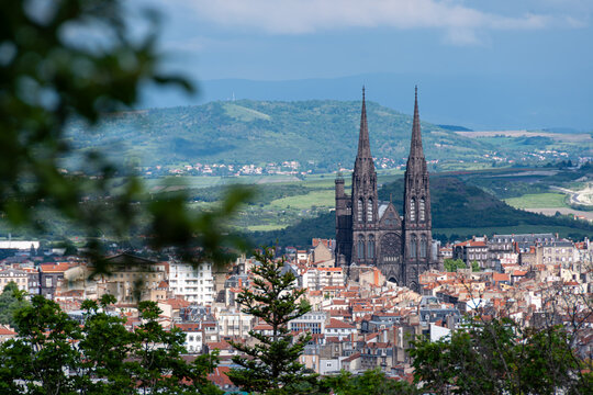 Vue distante de la cath&eacute;drale Notre-Dame-de-l'Assomption de Clermont-Ferrand, France, construite en pierre noire de Volvic, dans le d&eacute;partement fran&ccedil;ais du Puy-de-D&ocirc;me, en r&eacute;gion Auvergne Rh&ocirc;ne-Alpes