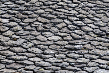 Gros plan d'un vieux toit couvert de lauzes en Auvergne. La lauze, ou lause, ou lave, est une roche utilis&eacute;e pour la couverture des toitures dans plusieurs r&eacute;gions de France. Texture pour arri&egrave;re-plan