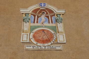 Cadran solaire portant une devise en provençal signifiant "Comment veux-tu voir le fond de l'eau si tu ne fais que la remuer", ville de Embrun, département des Hautes Alpes, France