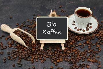 Bio-Kaffee:  Geröstete Bio-Kaffeebohnen und dem Text Bio Kaffee.	
