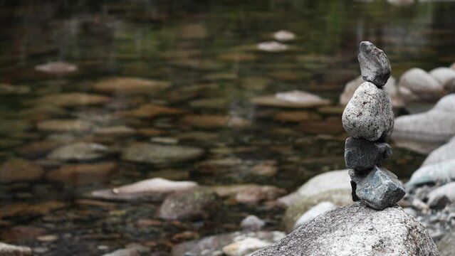 清流に残されたロックバランシング