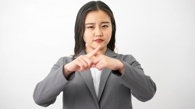 ビジネススーツを着ている若い女性　ビジネスイメージ