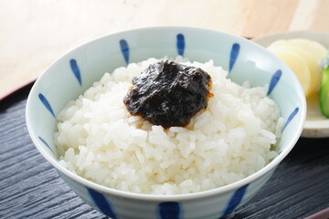 海苔の佃煮をのせたご飯