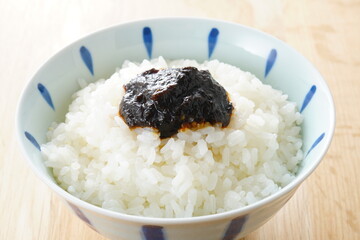 海苔の佃煮をのせたご飯