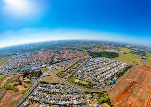 Imagem panor&acirc;mica a&eacute;rea do Parque Brasil 500 em Paul&iacute;nia, S&atilde;o Paulo SP. Maio de 2024 com condom&iacute;nios sendo constru&iacute;dos entre bairros. 