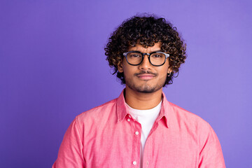 Obraz premium Photo of nice young man doubtful face wear pink shirt isolated on violet color background