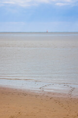 Blick vom Südstrand in Wilhelmshaven auf den Jadebusen und den Leuchtturm Arngast