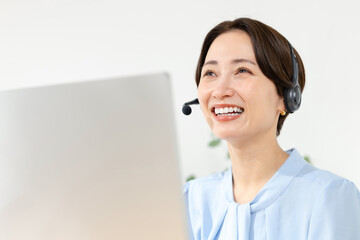 ヘッドセットをつけて話す女性