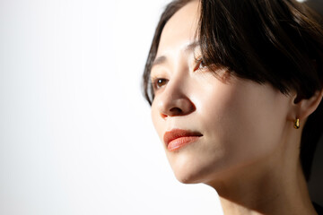 光と影のある女性のポートレート