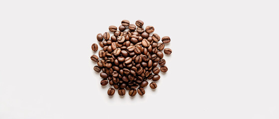 Naklejka premium Coffee beans isolated on a white background. Freshly roasted and aromatic coffee beans. Top view.