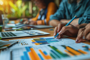 Obraz premium Business team meeting to analyze data charts for marketing plans and office profits.