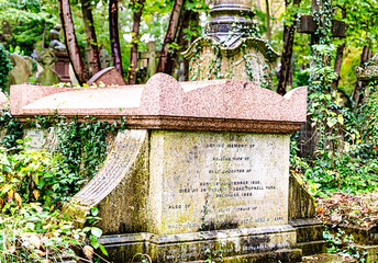 alter Grabstein in Form eines Sarges auf dem Highgate Cemetery Ostteil Camden, London	
