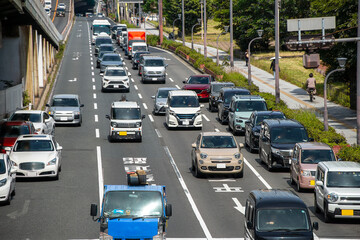 信号待ちをする自動車