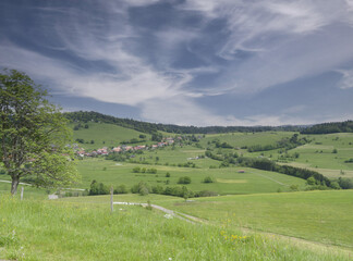 Gersbach (Schopfheim) Blick auf das Dorf zwischen den Hügeln Rohrenkopf und Barocke Schanze, begrenzt vom Silbergraben
