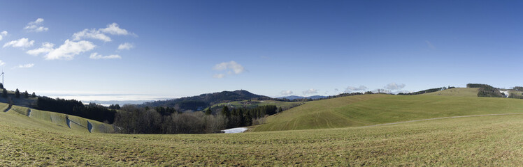 Die Hügel und das Plateau oberhalb von Gersbach. Panoramablick auf die Höhle Eiche, das Rheintal...