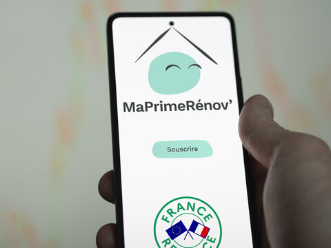 MaPrimeRenov' state aid commendations on a phone, Ma Prime Renov.