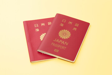 黄色背景にパスポート
